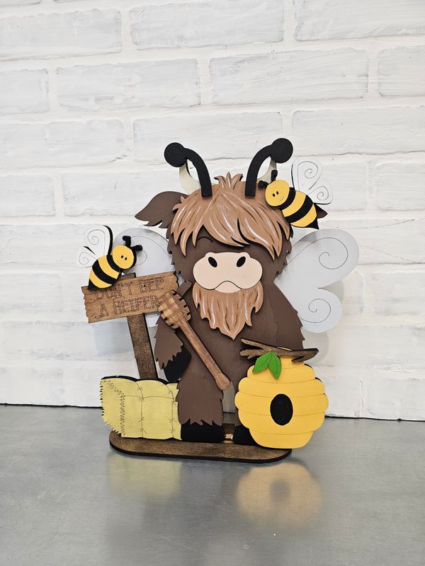 STANDING HONEY BEE HIGHLAND COW