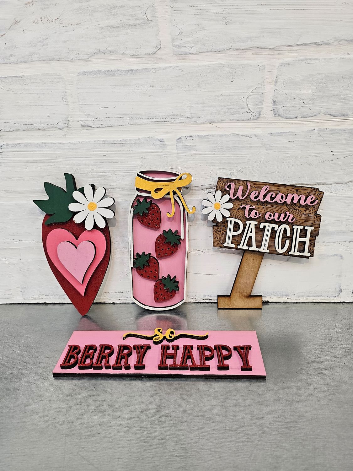INTERCHANGEABLE HOLIDAY CIRCLE-STRAWBERRY SET (NO POST OR CIRCLE)