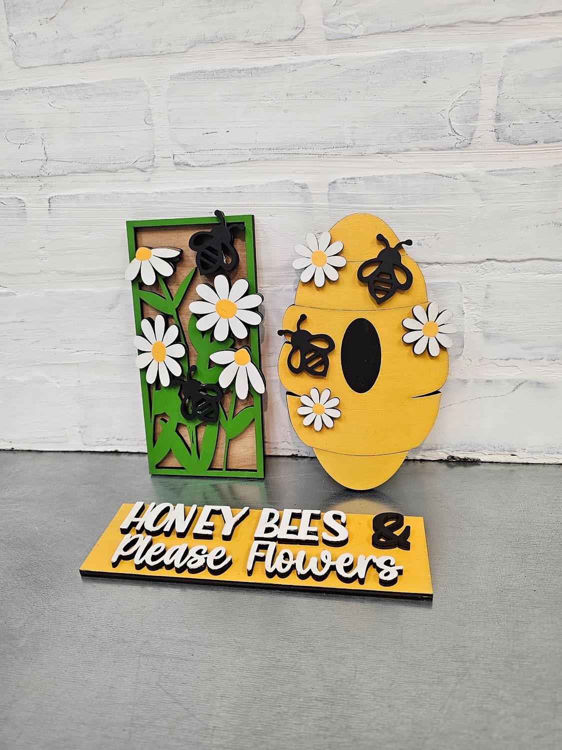 INTERCHANGEABLE HOLIDAY CIRCLE-HONEY BEE SET ( NO POST OR CIRCLE)