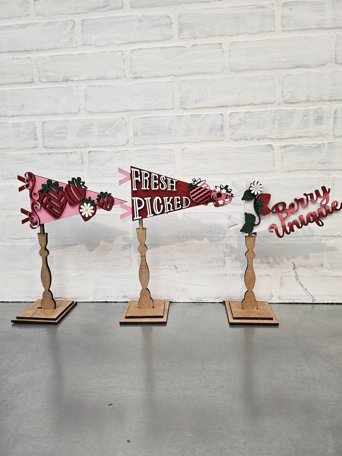 CHANGEABLE PENNANT STANDS WITH CHOSEN SET