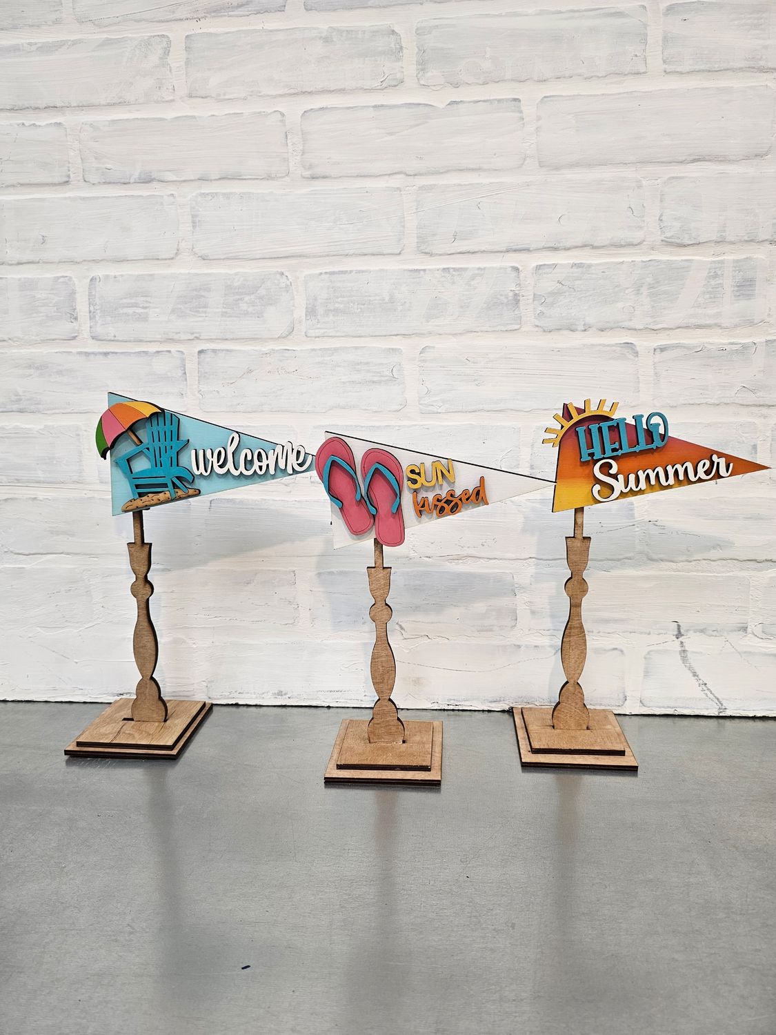 CHANGEABLE PENNANT STANDS WITH CHOSEN SET