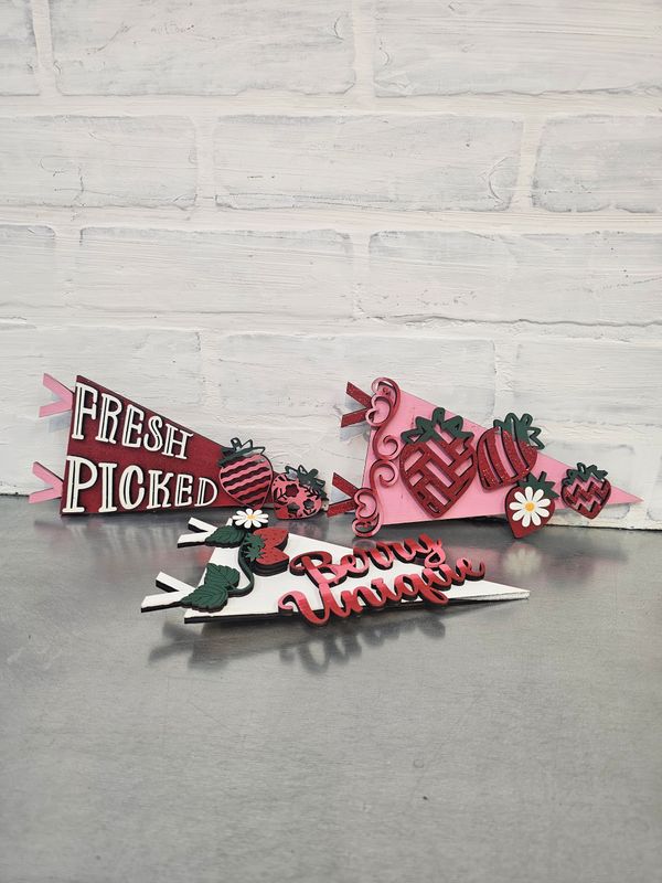 CHANGEABLE PENNANT STANDS-STRAWBERRY SET ( NO STANDS)