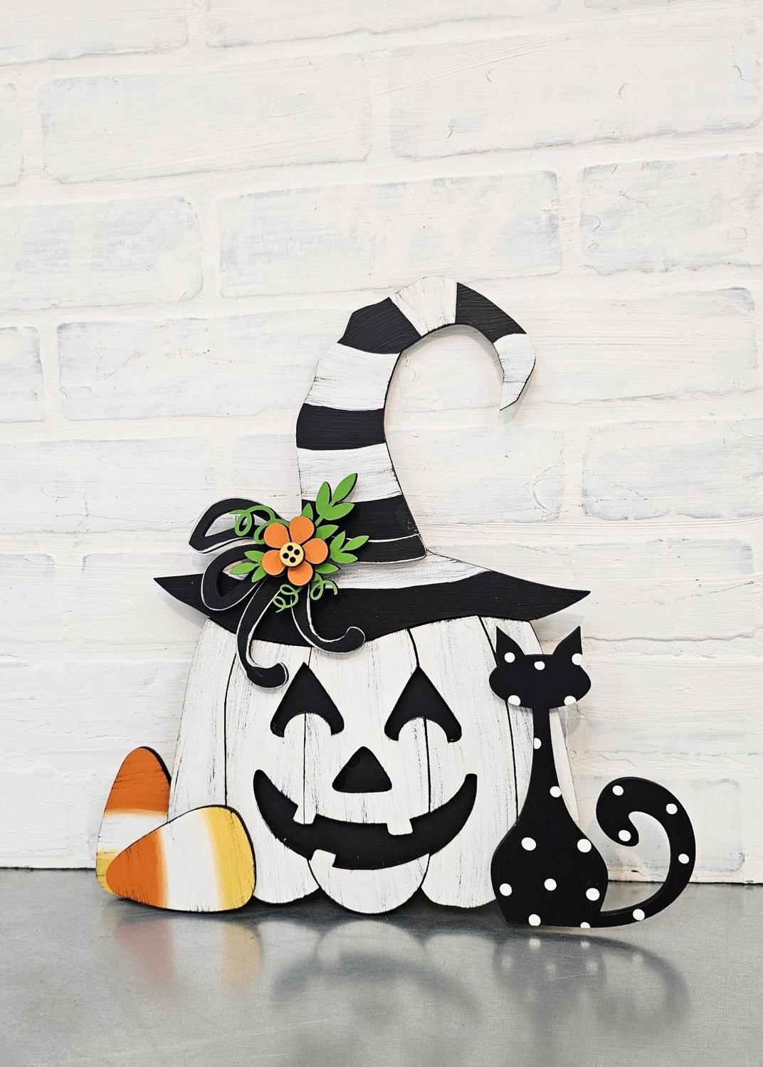 STANDING PUMPKIN WITCH