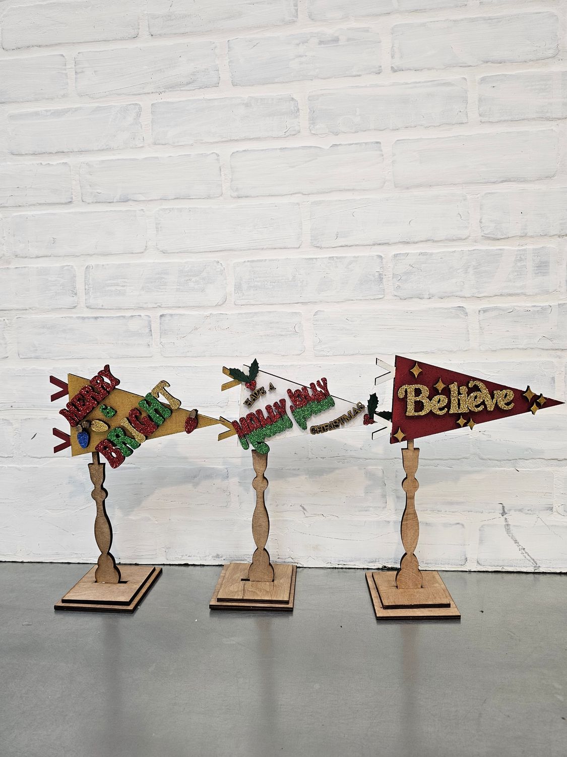 CHANGEABLE PENNANT STANDS WITH CHOSEN SET