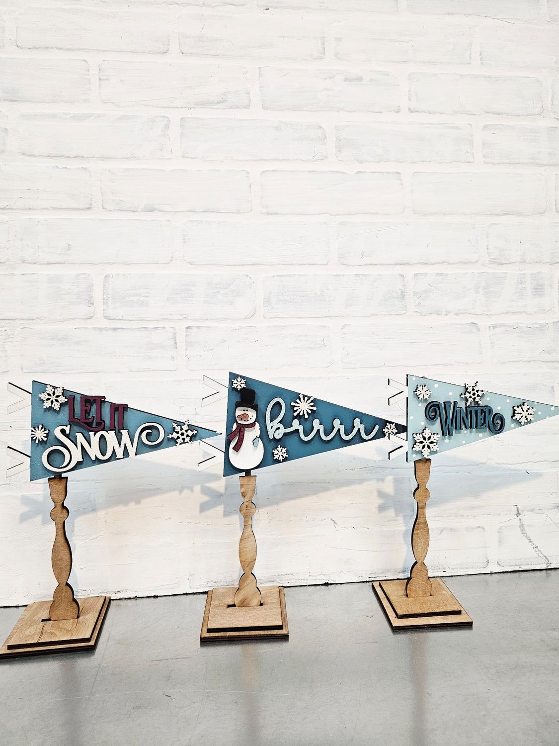 CHANGEABLE PENNANT STANDS WITH CHOSEN SET