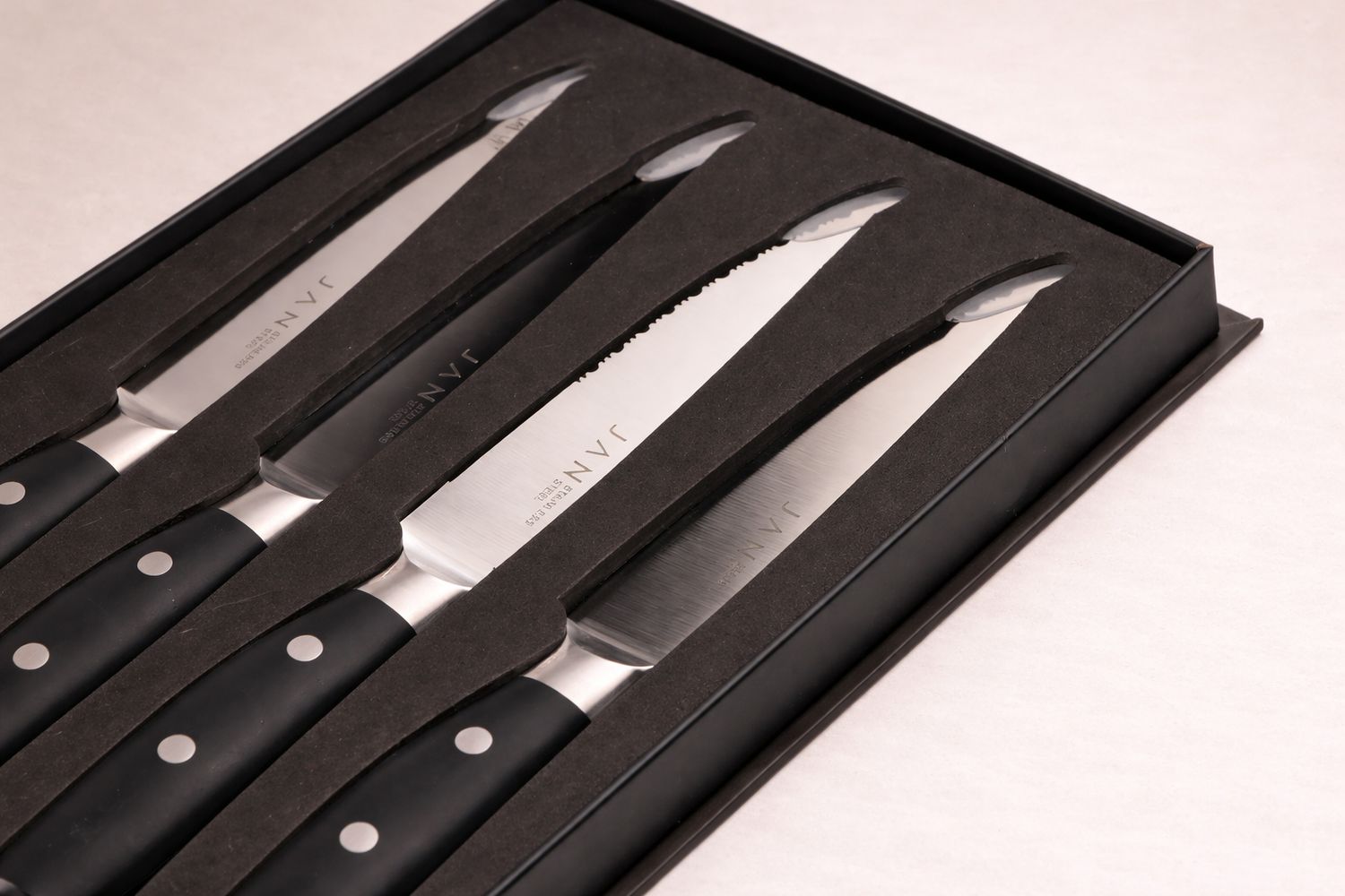 JAN – Steak Knife 6Pc Set in Magnetic Box