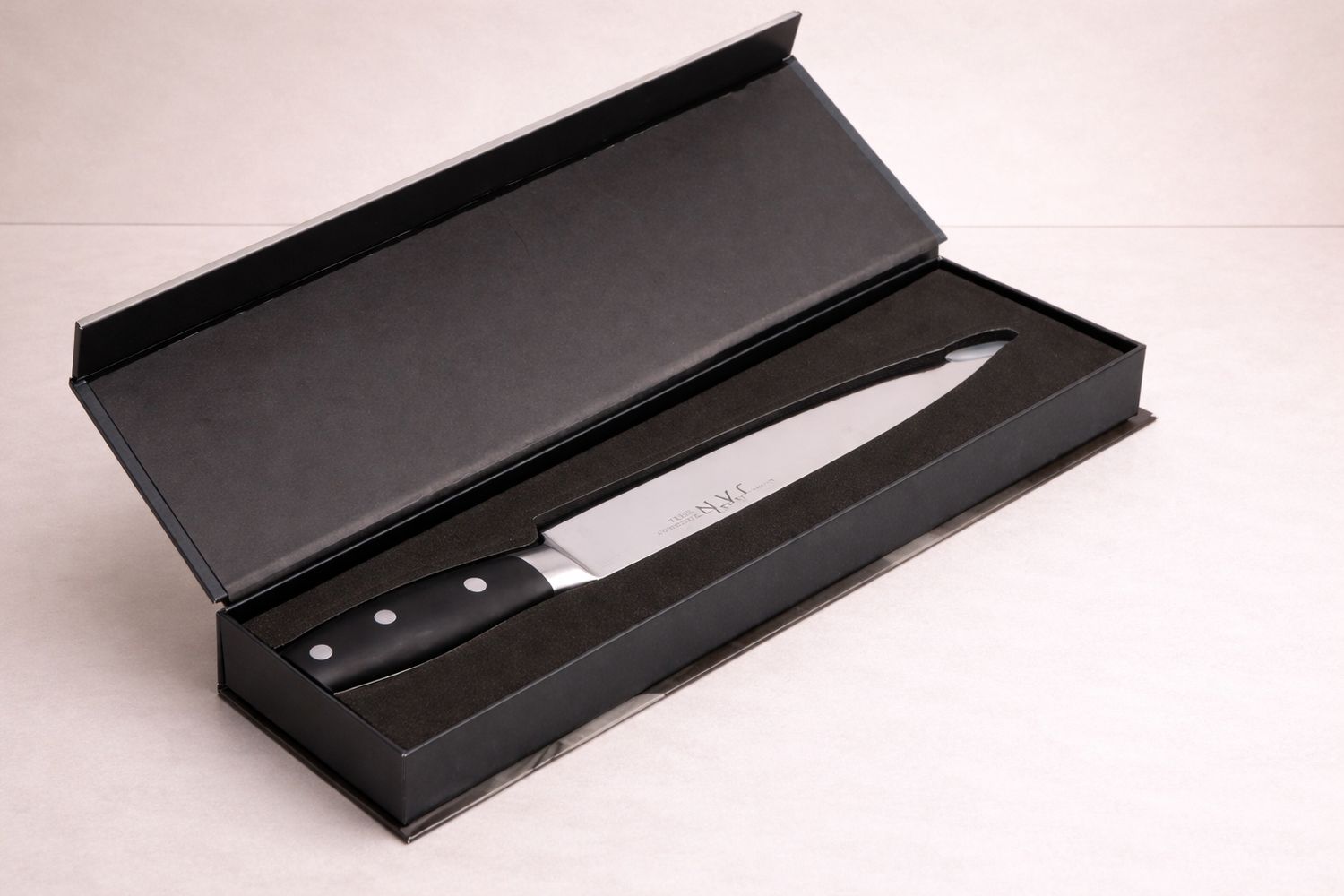 JAN – Carving Knife in Magnetic Box