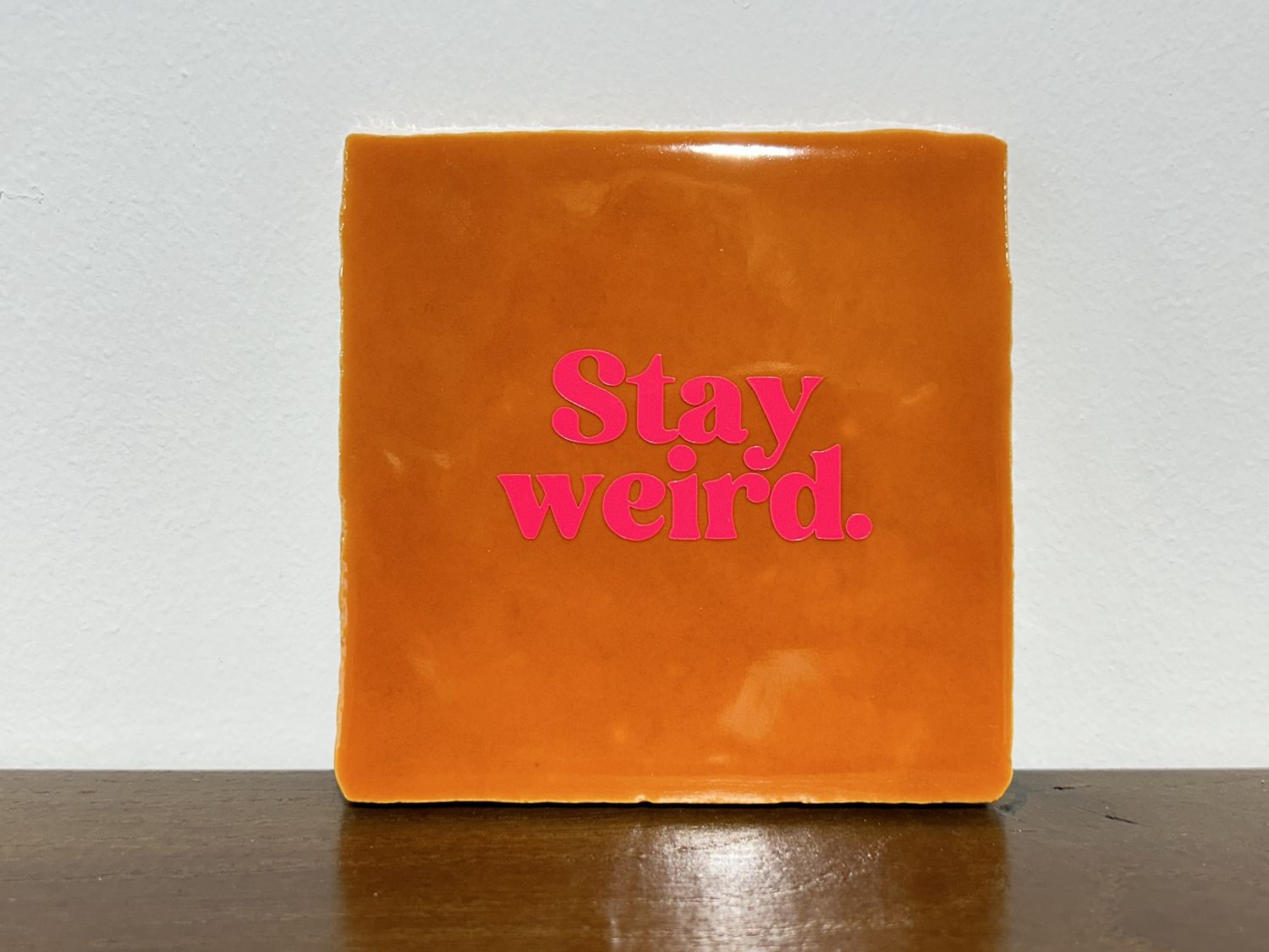 Tegel  Stay Weird - Oranje/Roze