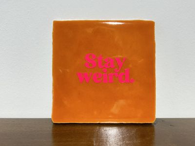 Tegel  Stay Weird - Oranje/Roze