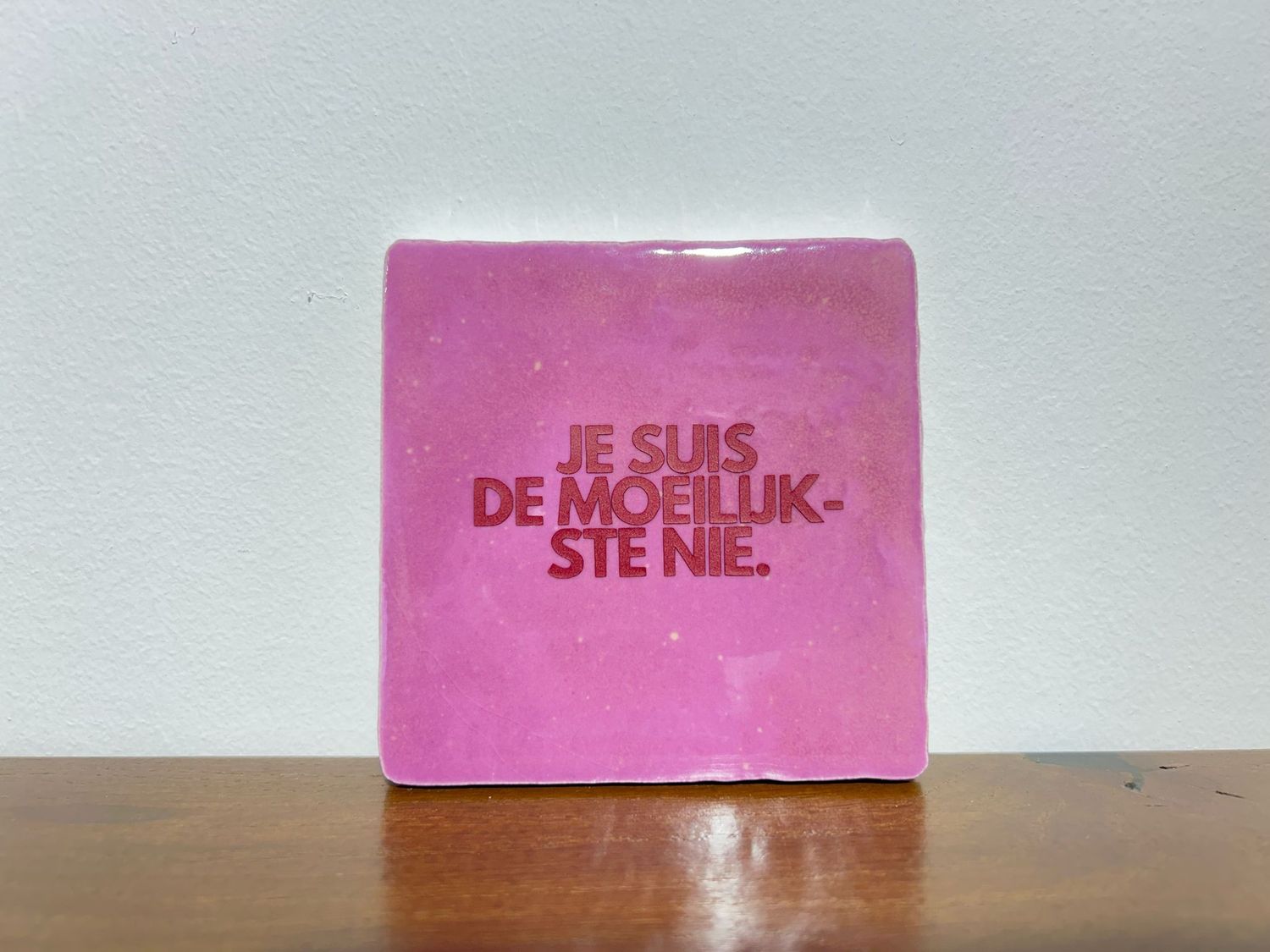 Tegel Je Suis De Moeilijkste Niet - Framboos/Bordeaux