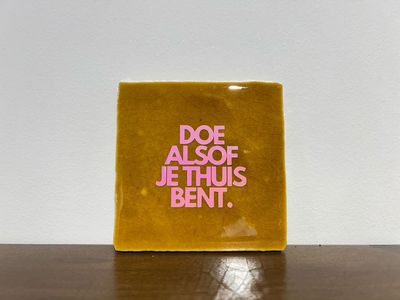 Tegel Doe Alsof Je Thuis Bent - Mosterd/Holografisch