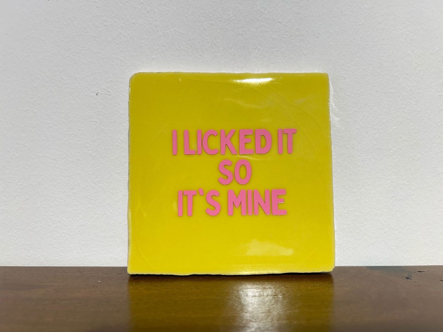 Tegel I Licked It So It&#39;s Mine - Geel/Neon Roze