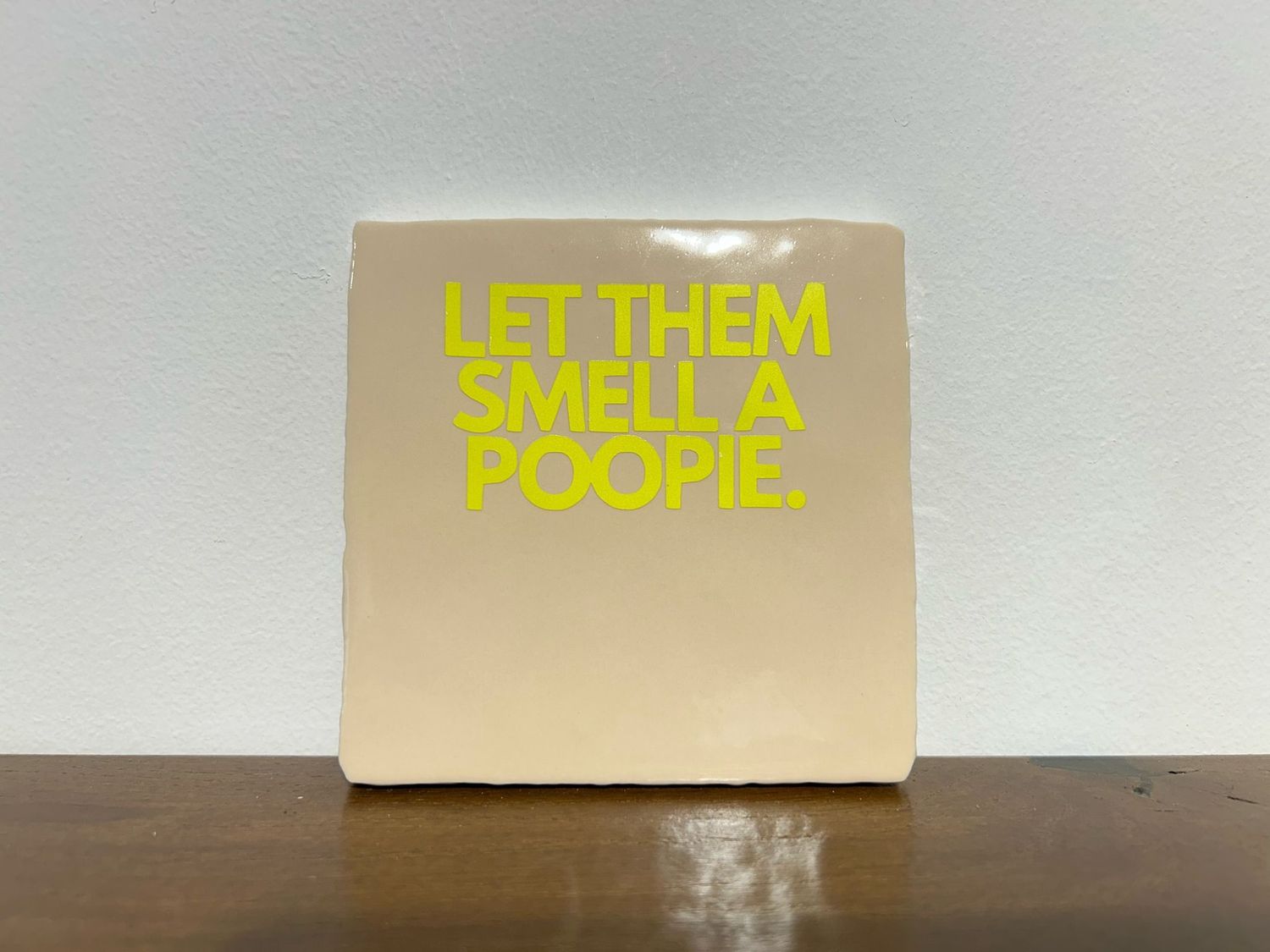 Tegel Let Them Smell A Poopie - Crème/Neon Geel