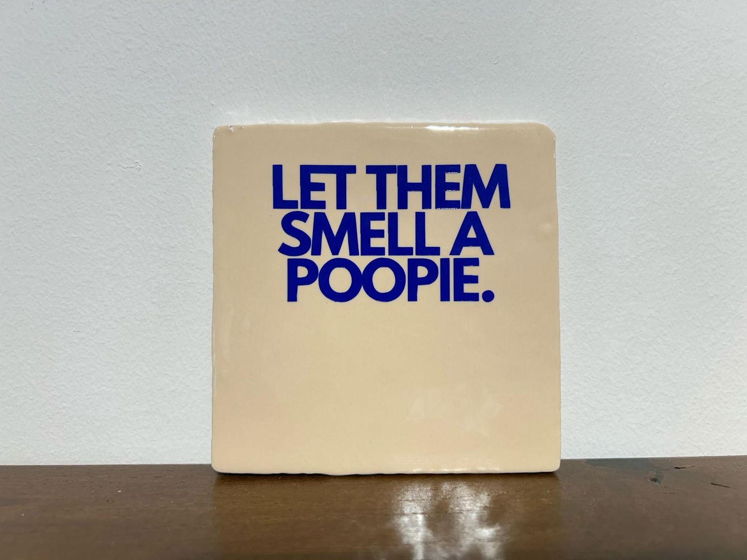 Tegel Let Them Smell A Poopie - Wit/Blauw