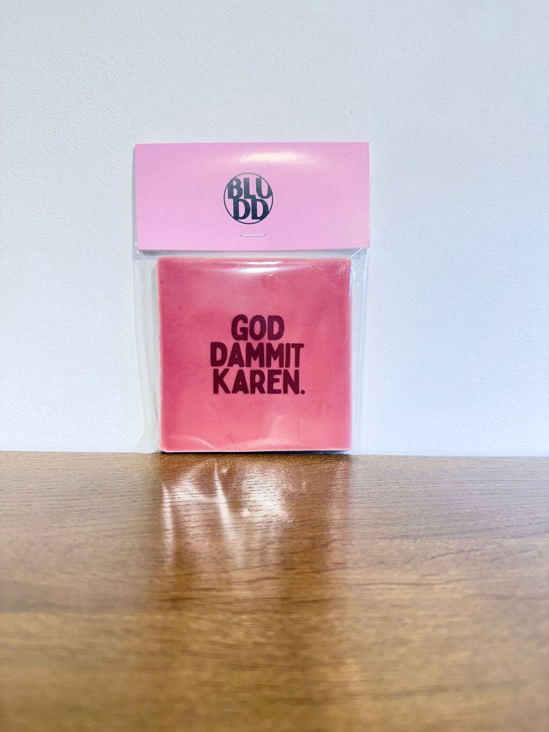 Tegel God Dammit Karen - Cerise/Rood