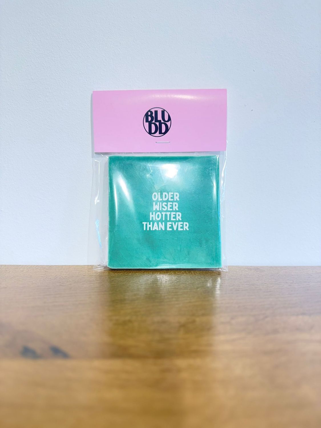 Tegel Older Wiser Hotter Than Ever - Groenish/Wit