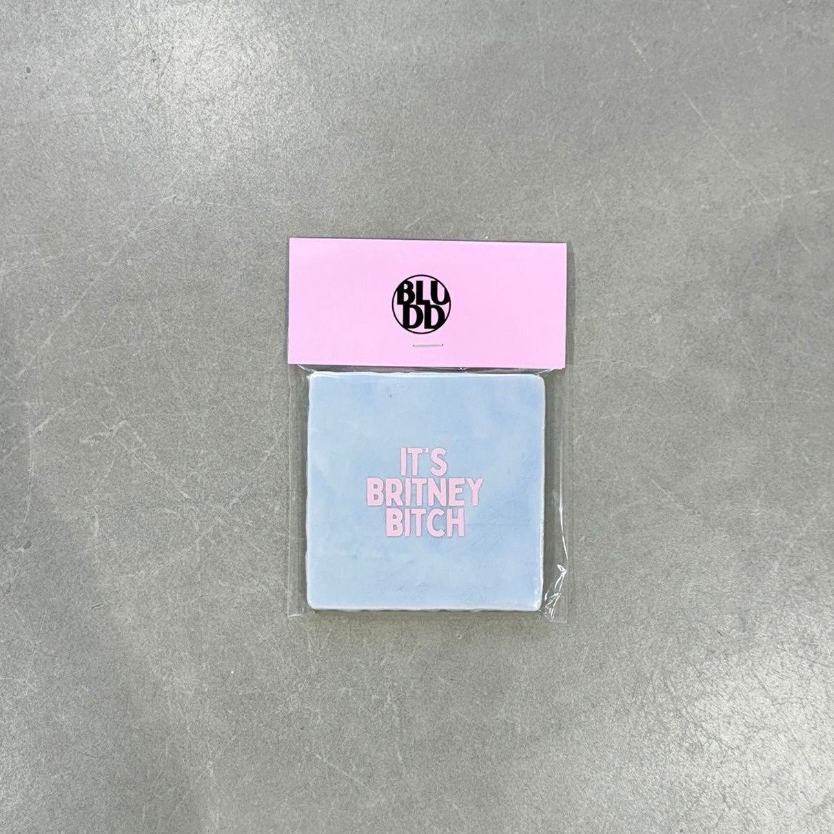 Tegel It's Britney Bitch - Babyblauw/Roze