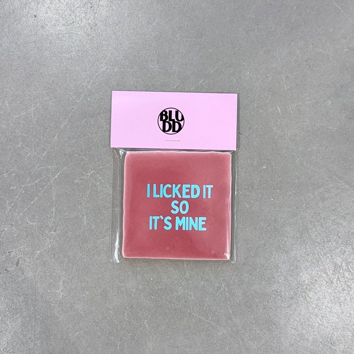 Tegel I Licked It So It's Mine - Framboos/Holografisch