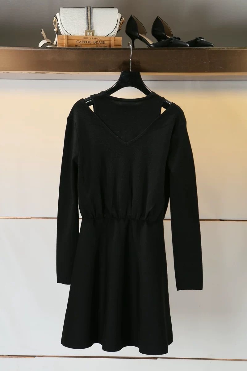 Fitted knitted dress for autumn and winter