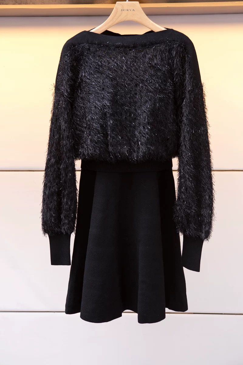 Fitted knitted dress for autumn and winter