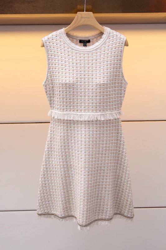 Sleeveless dress for autumn and winter