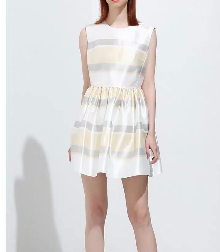 Fashionable dress for spring and autumn