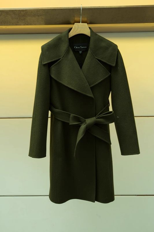 Fashionable formfitting woolen overcoat for autumn and winter