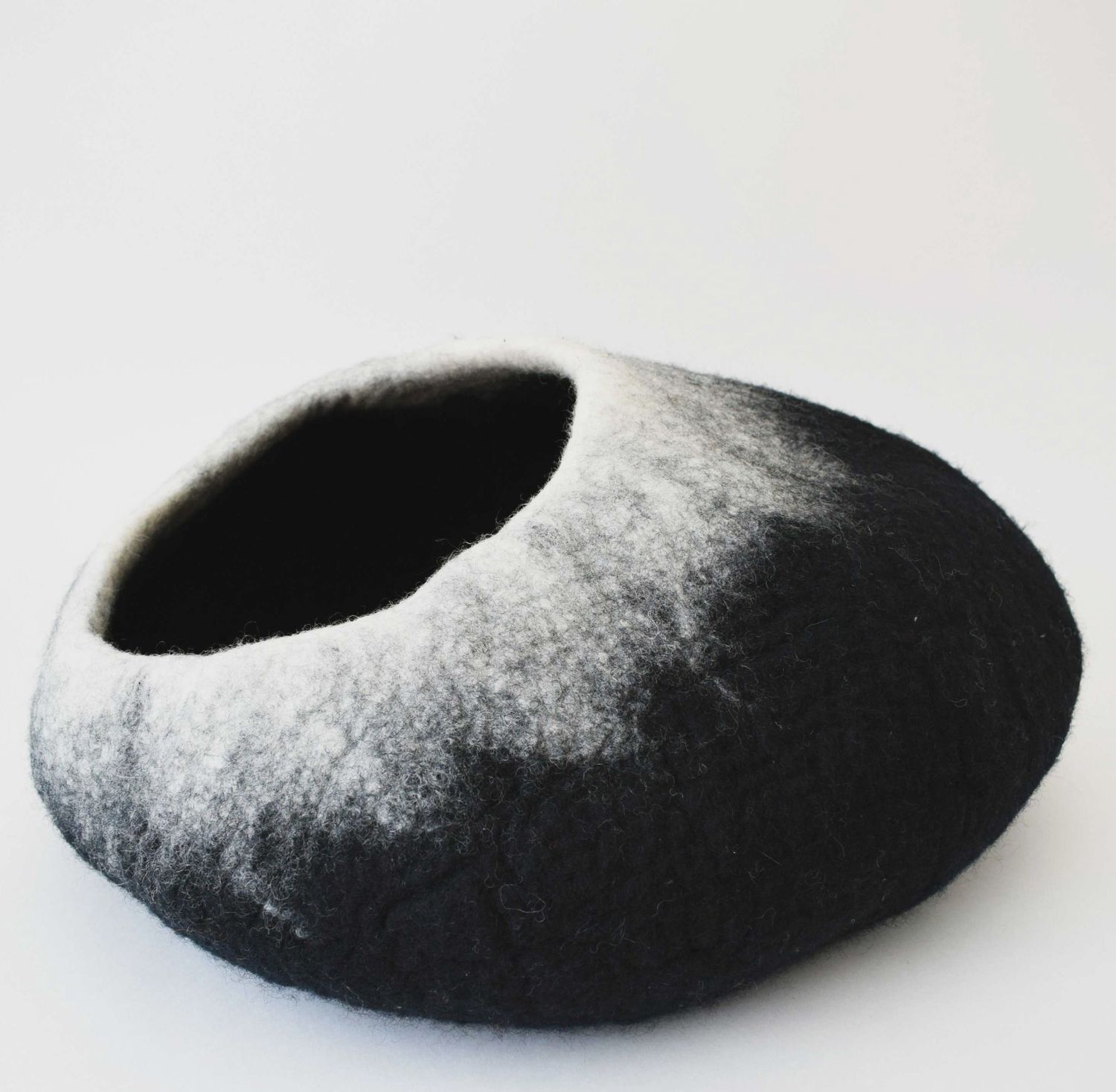 Ombre Wool Pet Cave, Colour: Black &amp; White