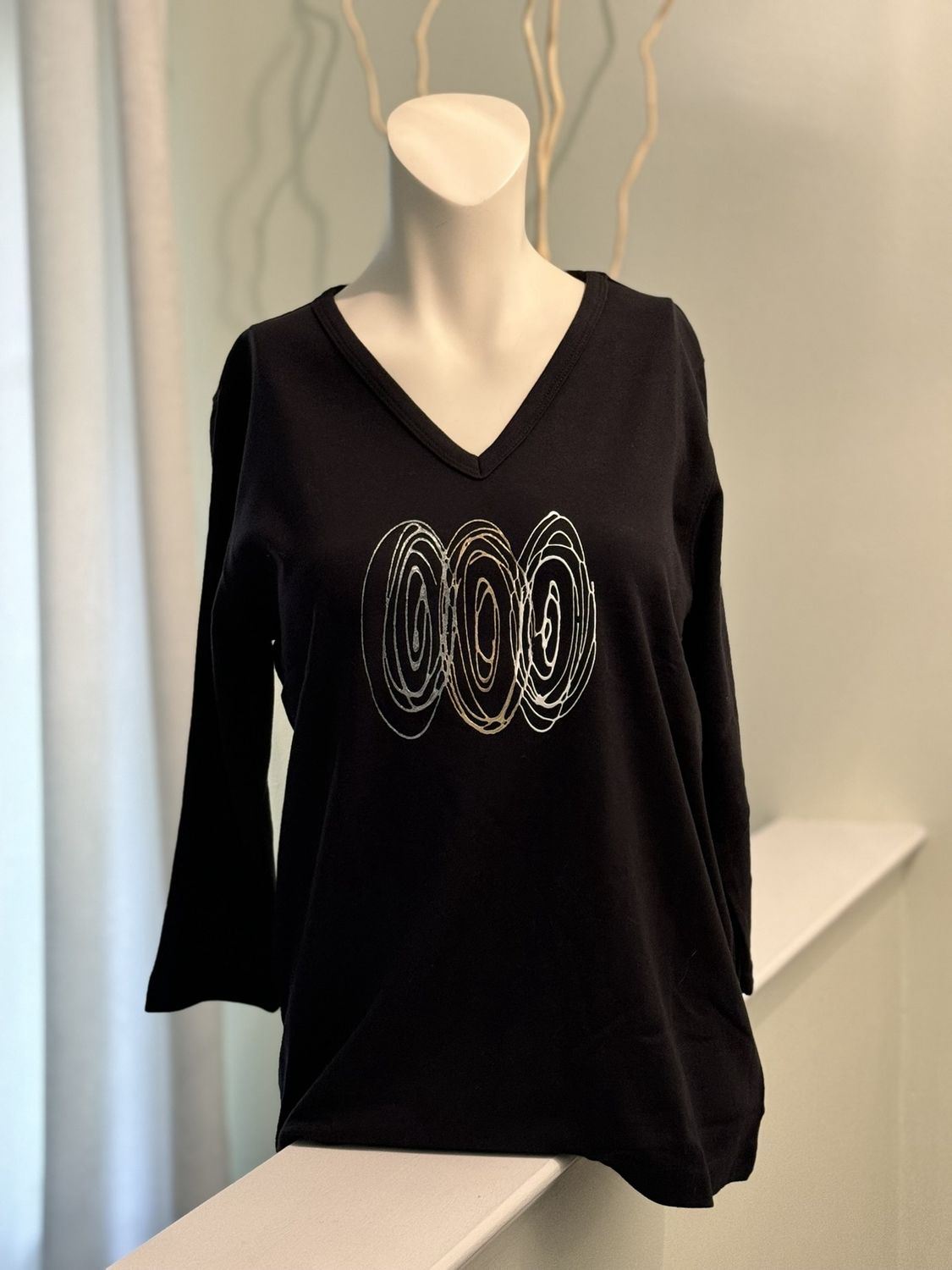 Victoria V-Neck &gt;Tri Color Circles&lt;