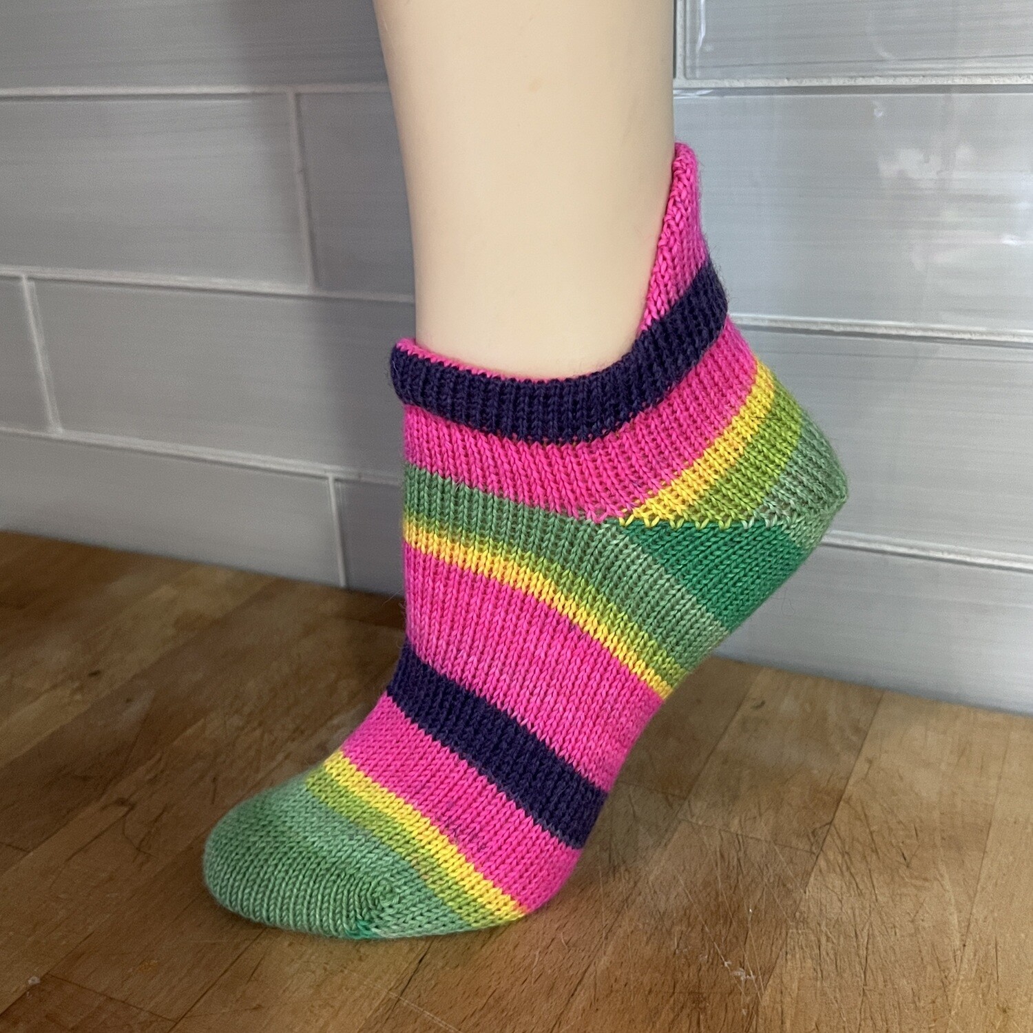 Women's Sport Tabbed Socks Size 6-7 Neon Pink Stripes