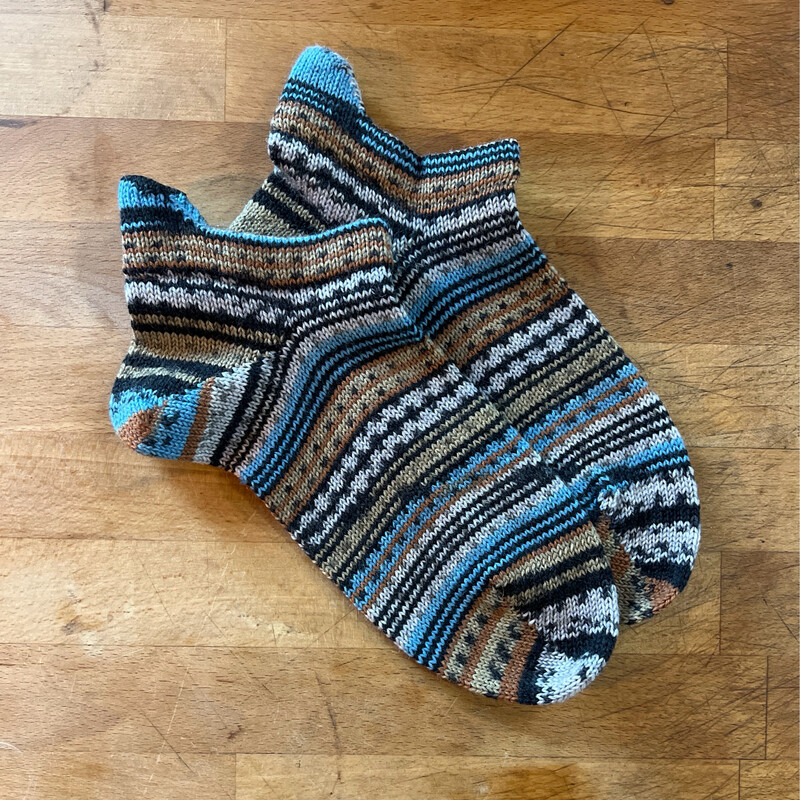Sport Tabbed Socks Men’s Size 8-9 Or Women’s Size 10-11 Wide Blue Tan White Black Stripes Sport Tabbed Socks Men’s Size 8-9 Or Women’s Size 10-11 Wide Blue Tan White Black Stripes