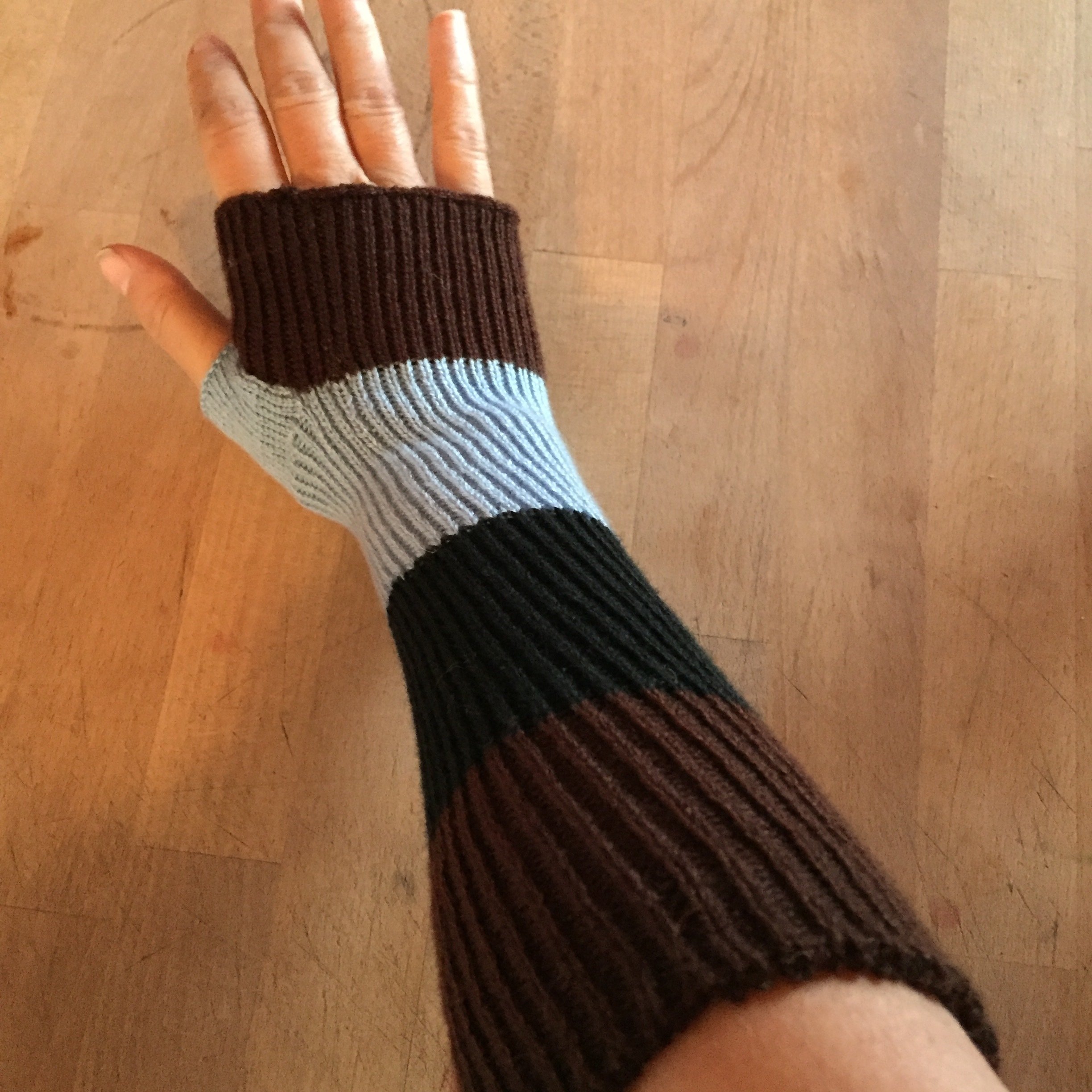 lightweight fingerless gloves