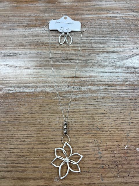 Long Cutout Wire Flower Necklace