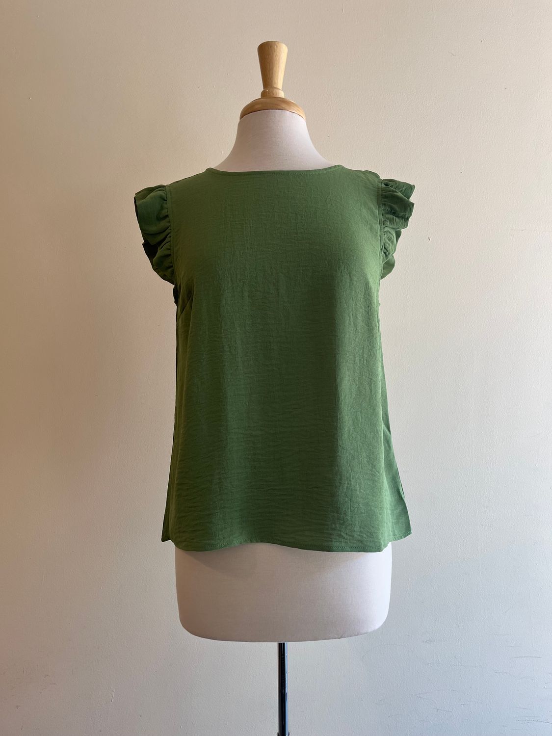 Reed Ruffle Button Back Top, Size: Small