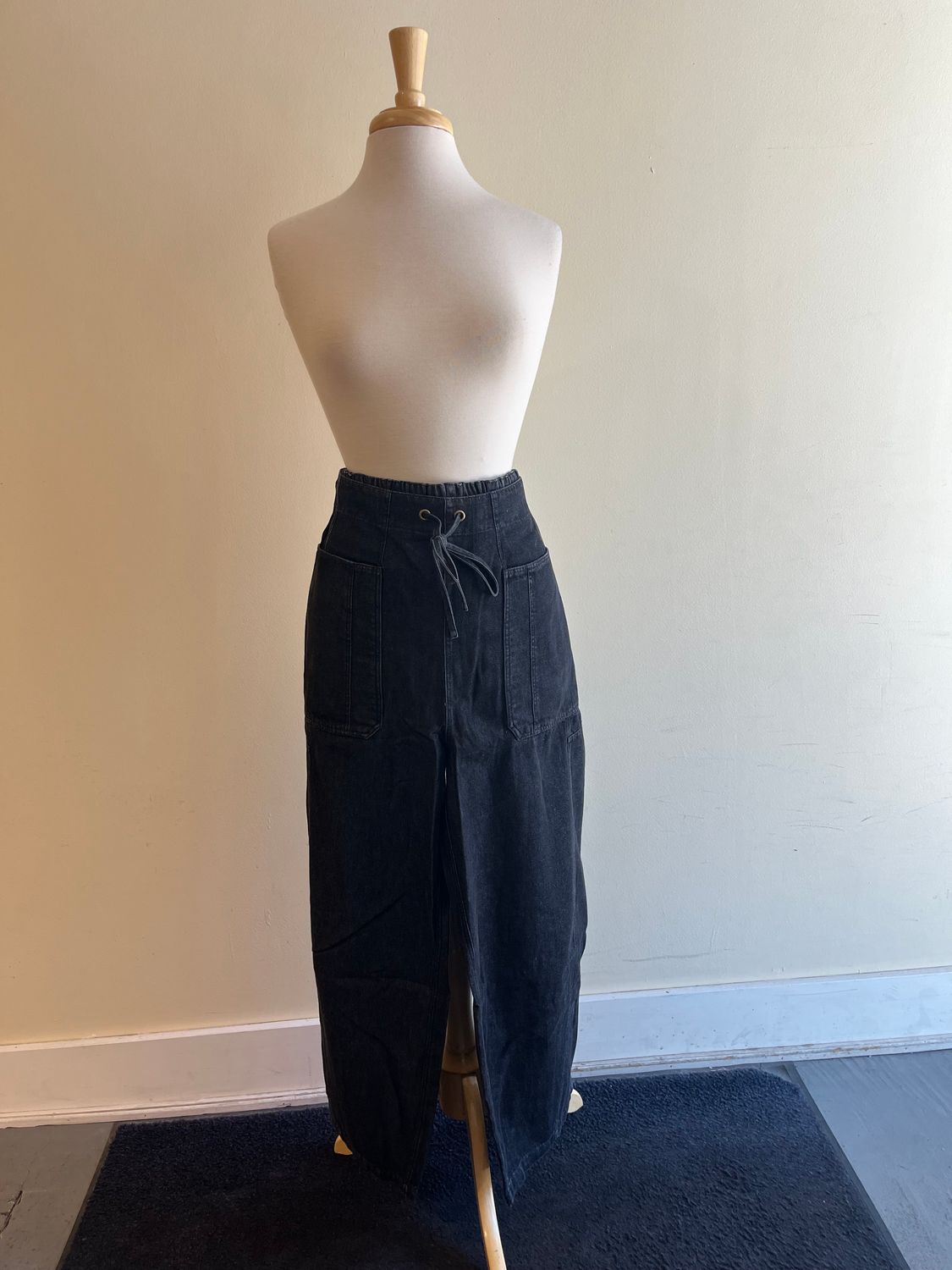 Alicia Black Drawstring Crop Pants, Size: Small