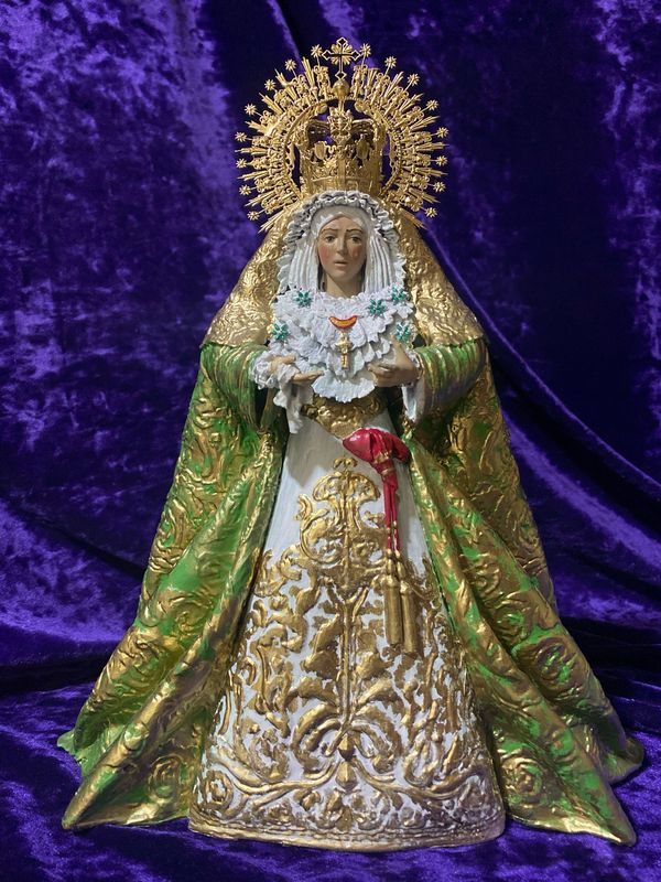 Réplica en miniatura basada en la Esperanza Macarena de Sevilla.