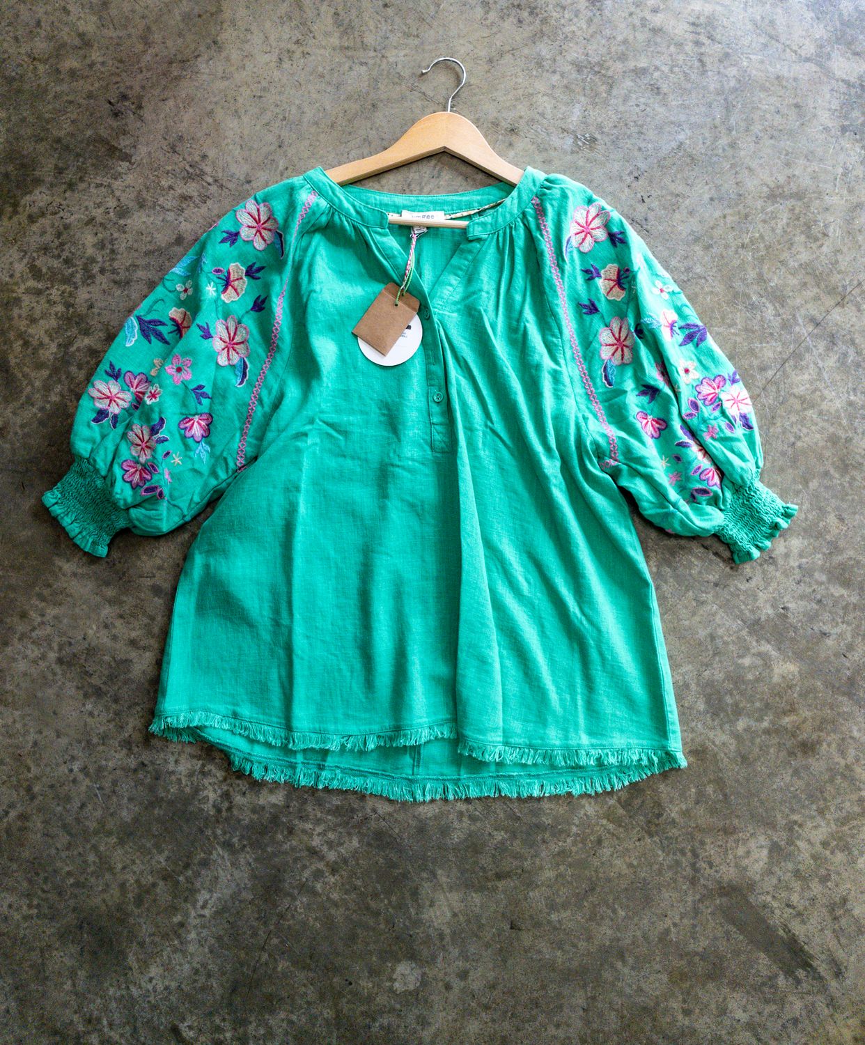 SPLIT NECK EMBROIEDERY SLEEVE TOP