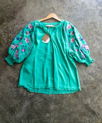 SPLIT NECK EMBROIEDERY SLEEVE TOP