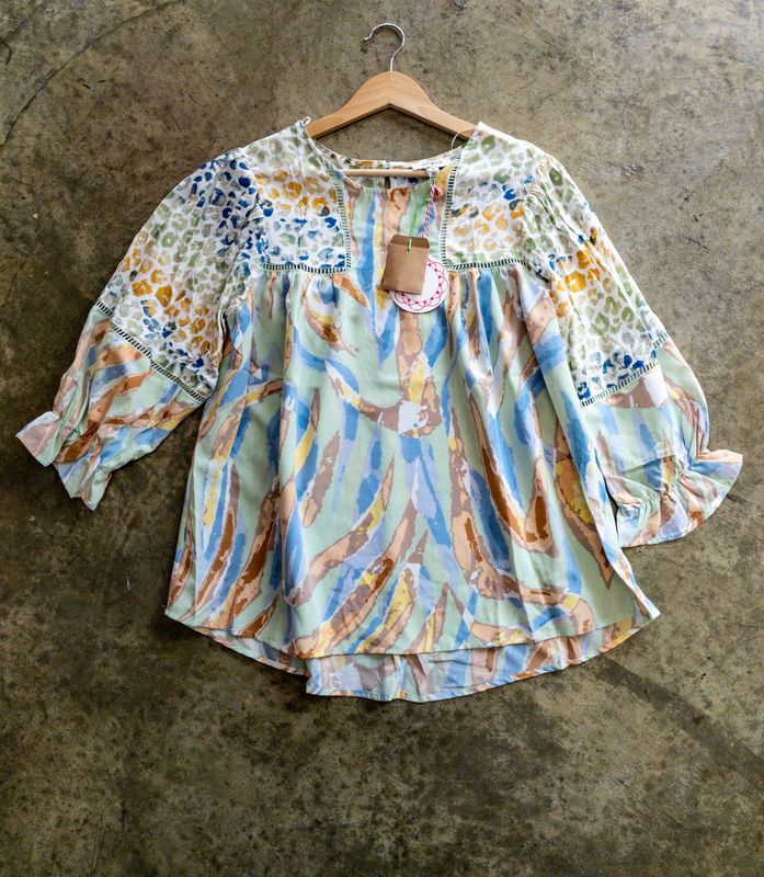 MIXED PRINT TOP W/ 3/4 SLEEVES &amp; LACE TRIM