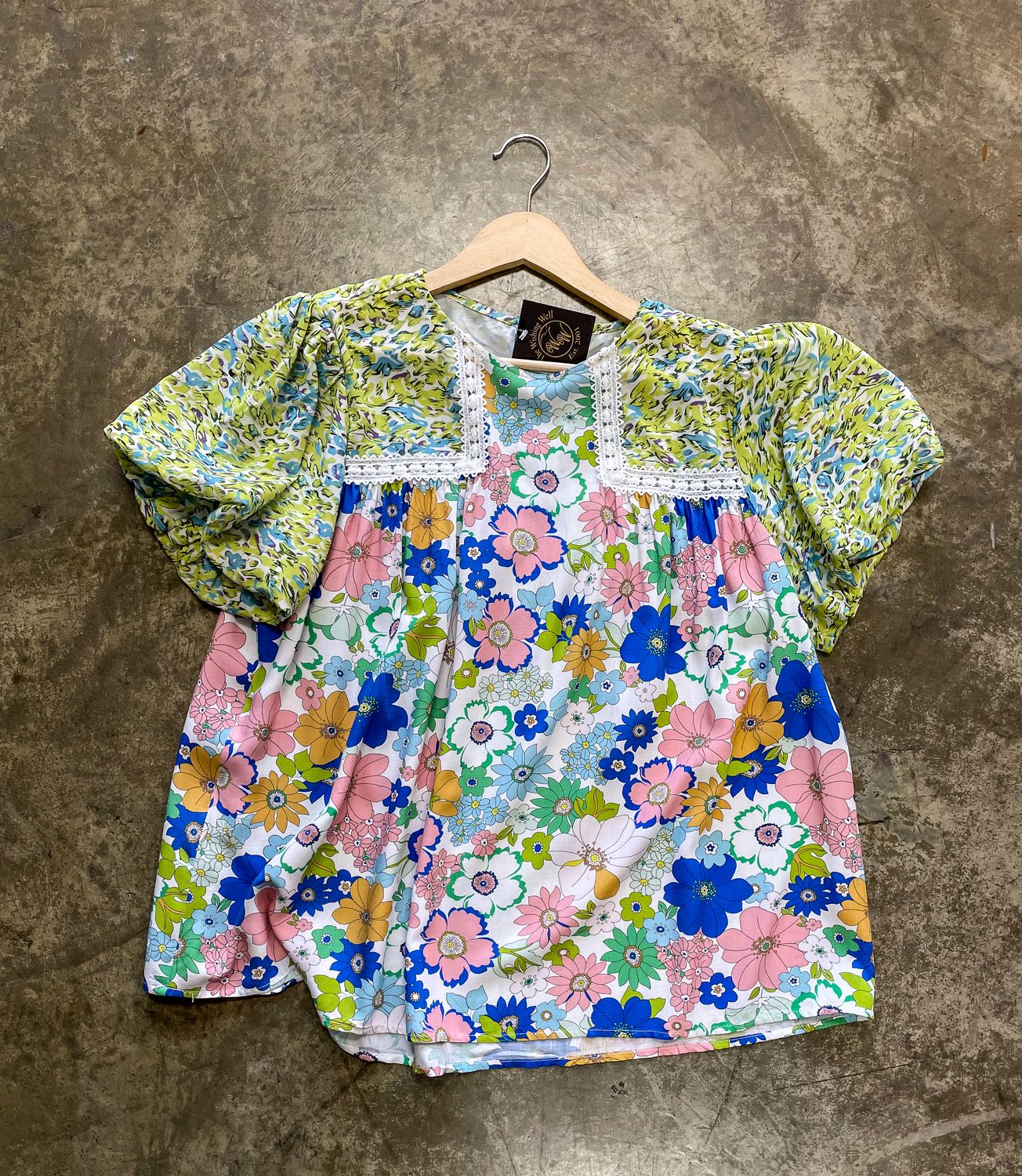 FLORAL PRINT GREEN MIX V-NECK TOP