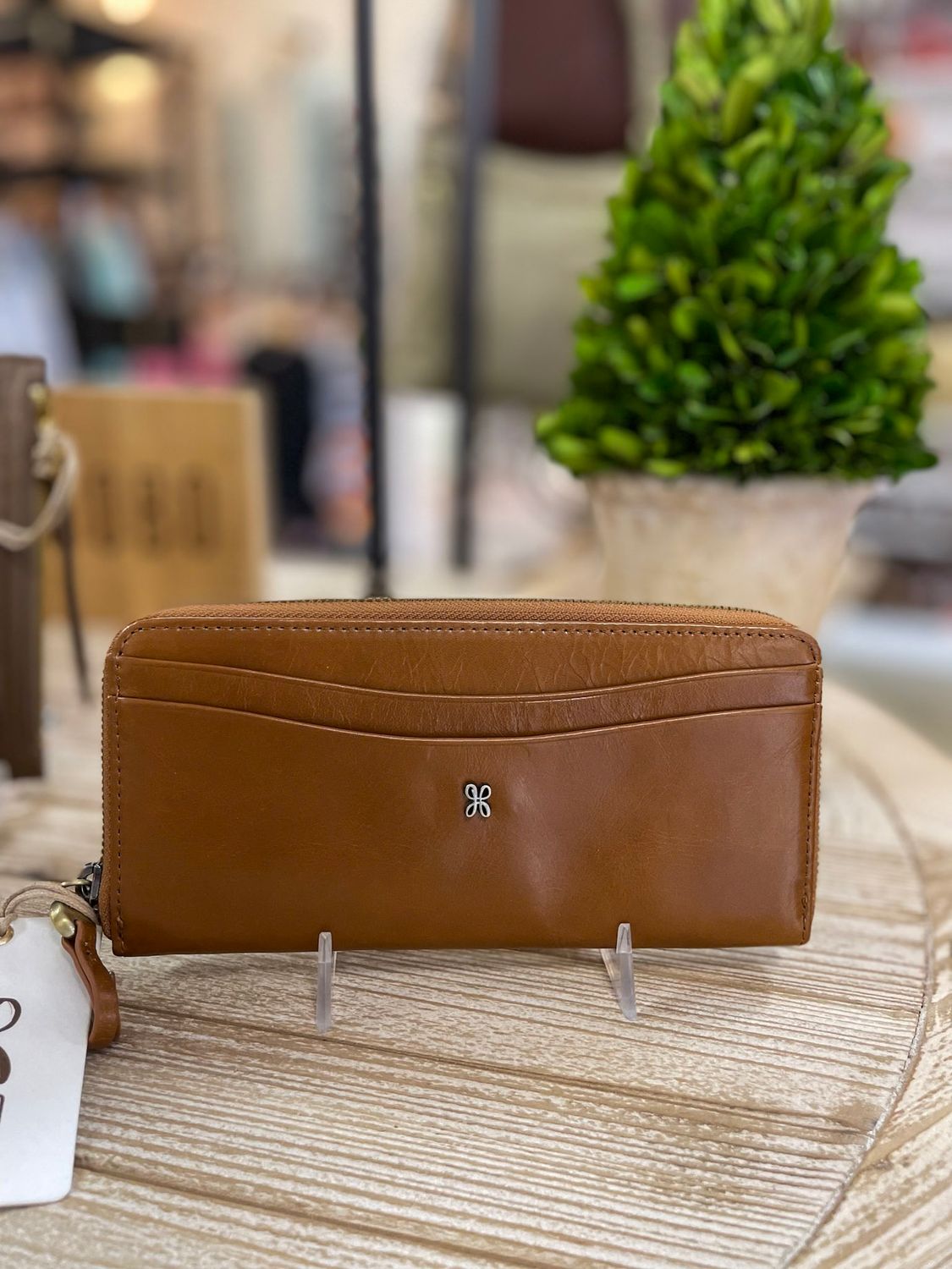 HOBO - MAX LARGE ZIP AROUND - TRUFFLE