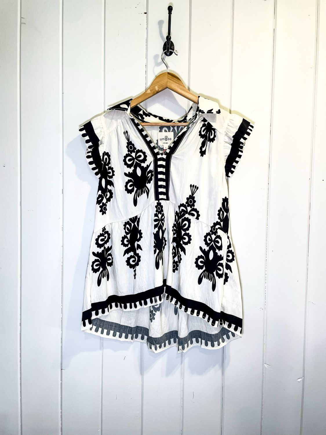 CREAM/BLACK PRINT TOP