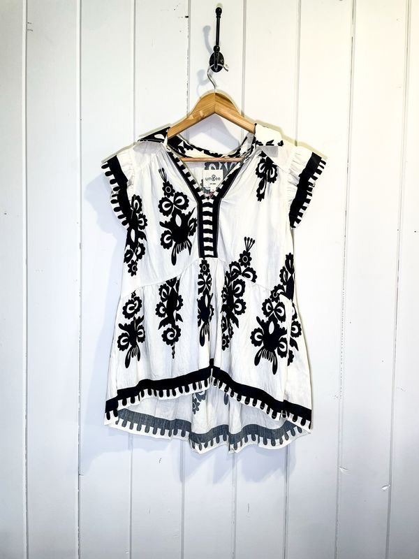 CREAM/BLACK PRINT TOP