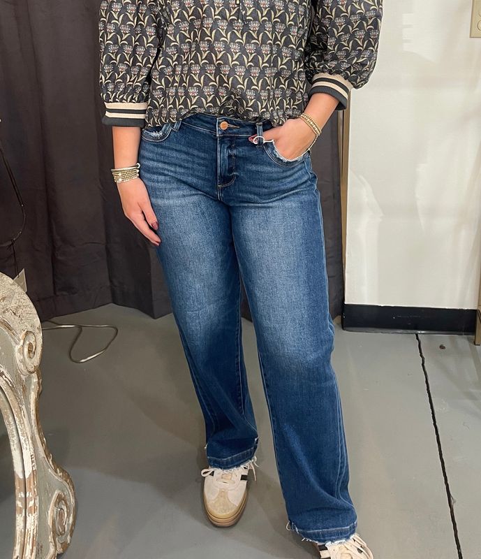 Slouchy Baggy Jeans with Pocket and Side Seam Detail