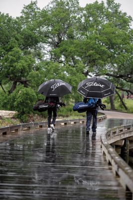 Sturdy and large golf umbrellas, designed to provide excellent protection from rain and sun, ensuring comfort on the course.