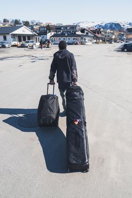  Robust and stylish downhill ski bags, ideal for transporting your skis and gear, featuring spacious compartments and convenient carrying options.