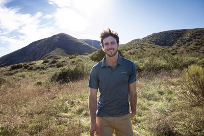 Men&#39;s polos in various colors and patterns, made from breathable fabrics. They feature buttoned plackets and ribbed collars.