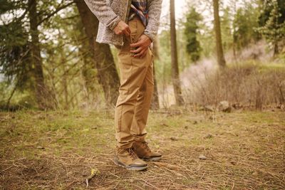 Men&#39;s pants with a modern fit, breathable fabric, and multiple pockets. Ideal for casual and formal wear.