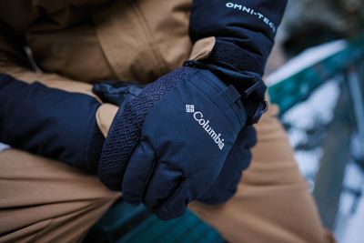  Durable and stylish winter gloves, perfect for keeping your hands warm in cold weather, with a comfortable fit and excellent insulation
