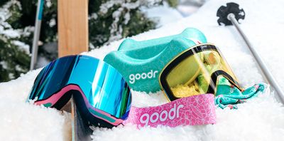 Durable and stylish ski goggles bag, perfect for protecting and carrying your goggles.